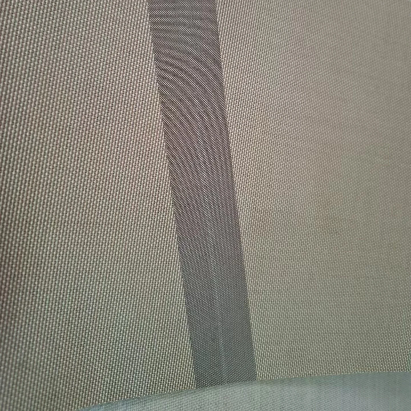 Dense woven belt surface with a narrow joint strip